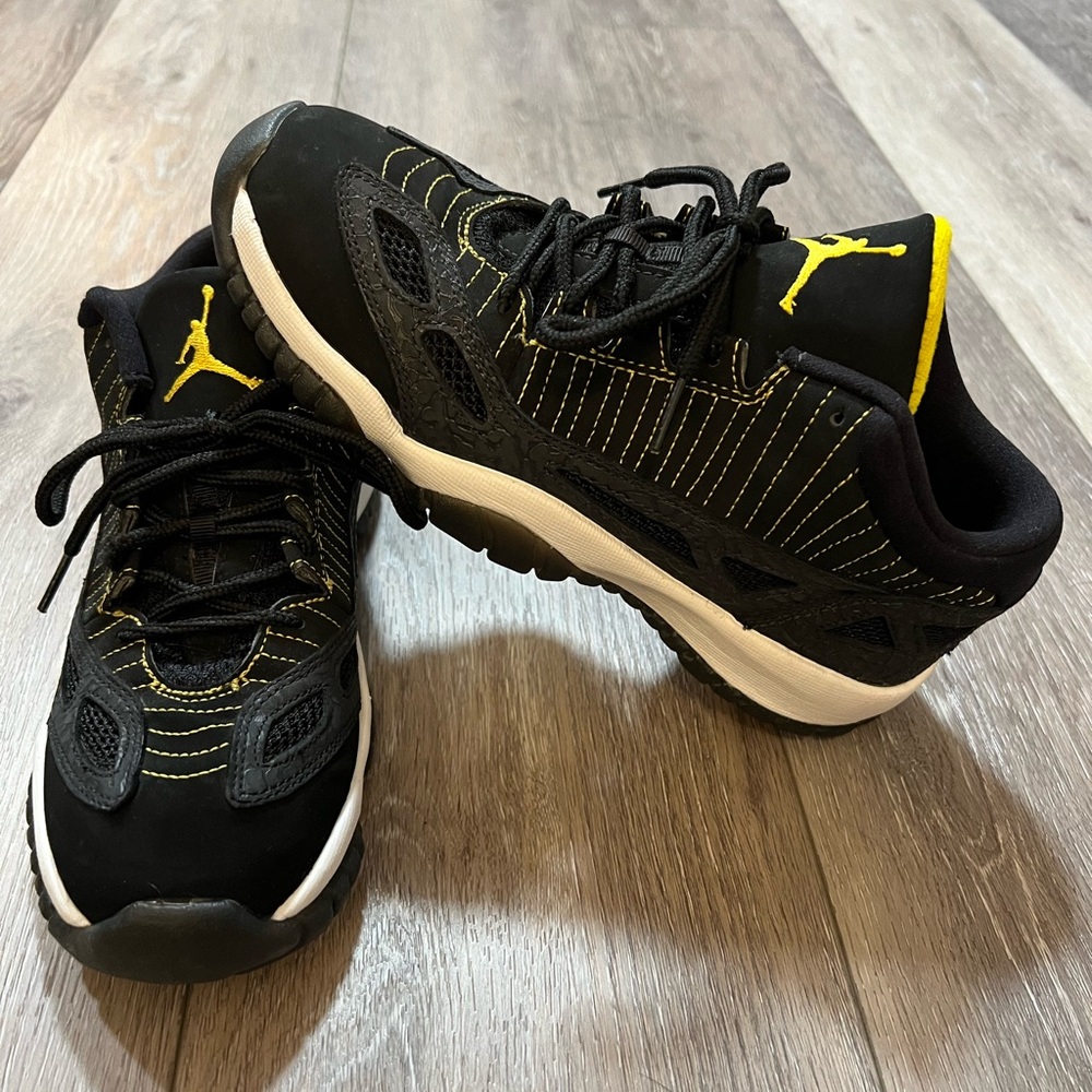 Air Jordan 11 Retro Low IE “Zest” Youth size 6Y LIKE NEW Black/Yellow RARE 2007